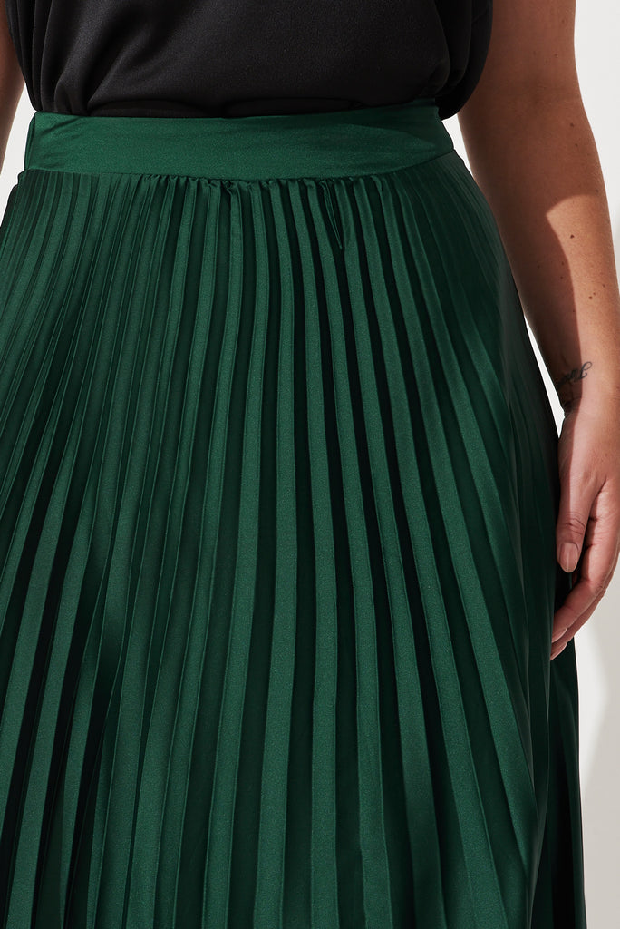 Allison Midi Pleat Skirt In Emerald Satin - detail