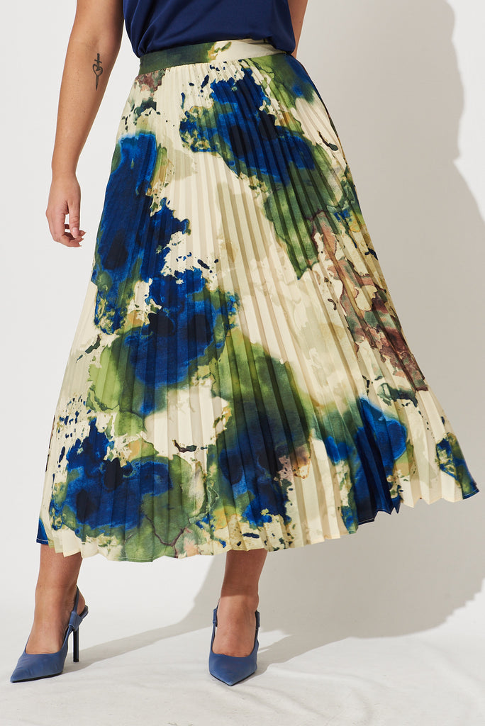Allison Midi Pleat Skirt In Green With Navy Print - front