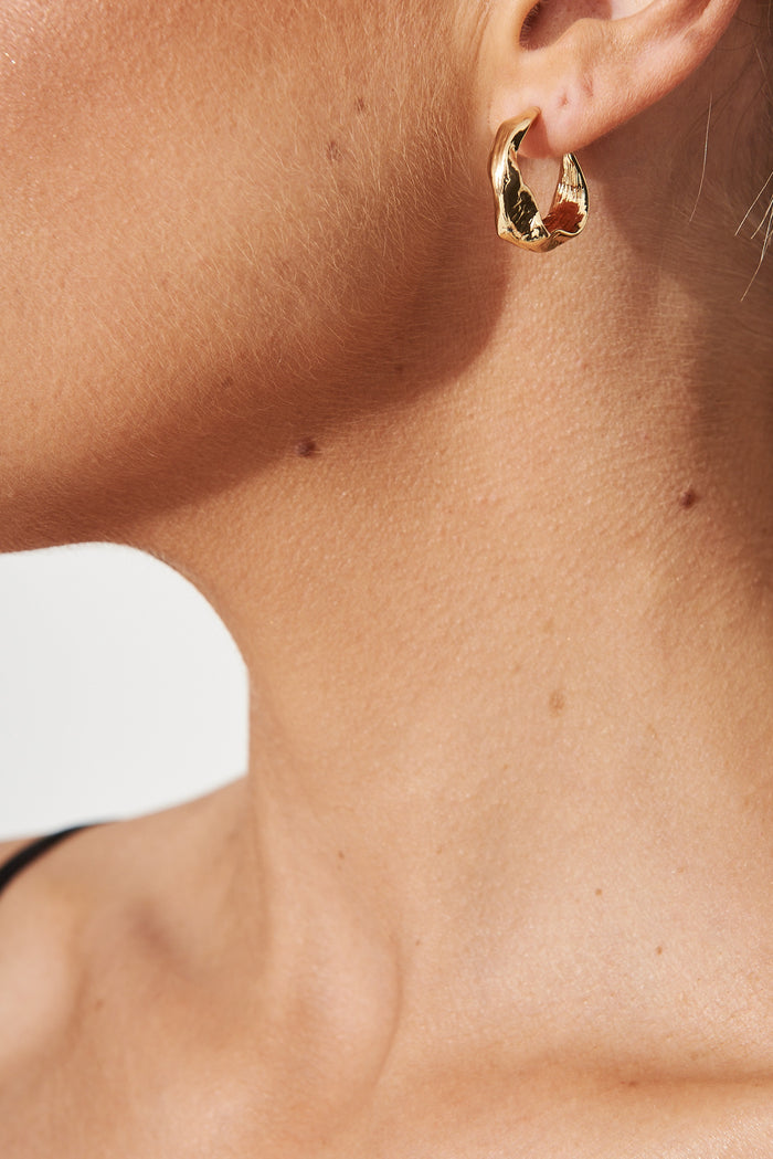 August + Delilah Stare Hoop Earrings In Gold - detail