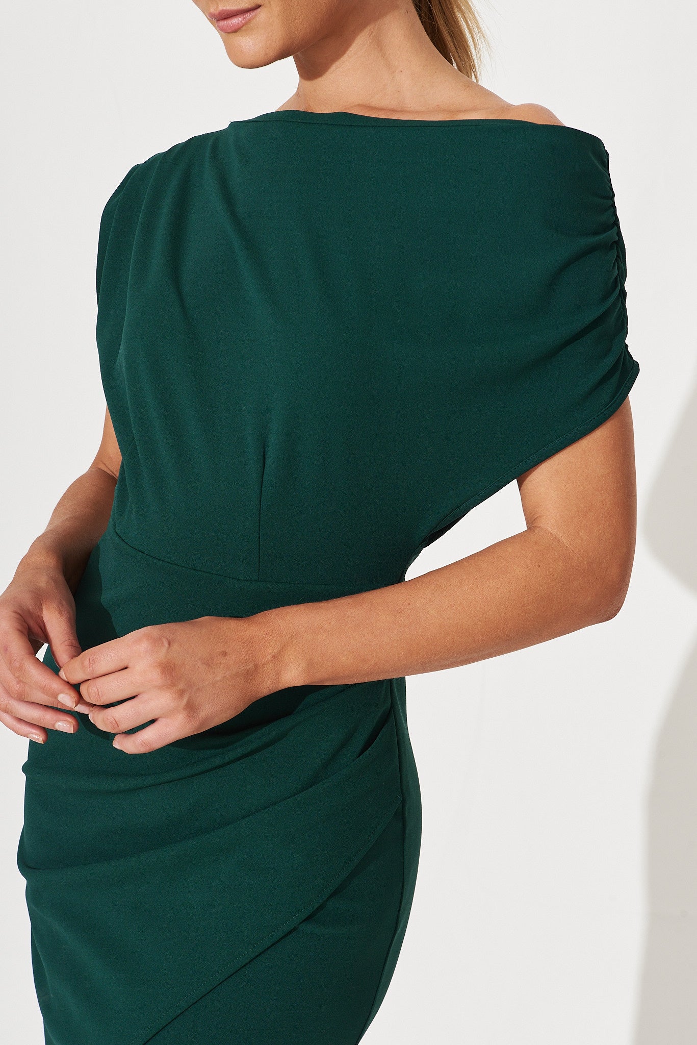 Emerald green one shoulder pleated detail midi dress deals