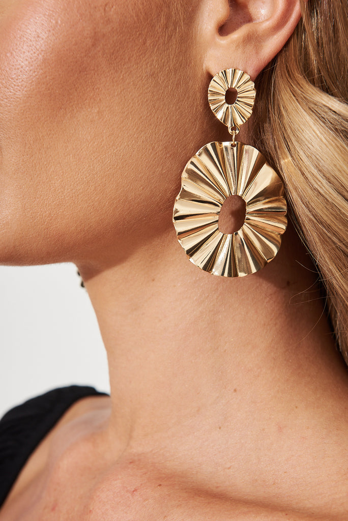 August + Delilah Serena Drop Earrings In Gold - detail