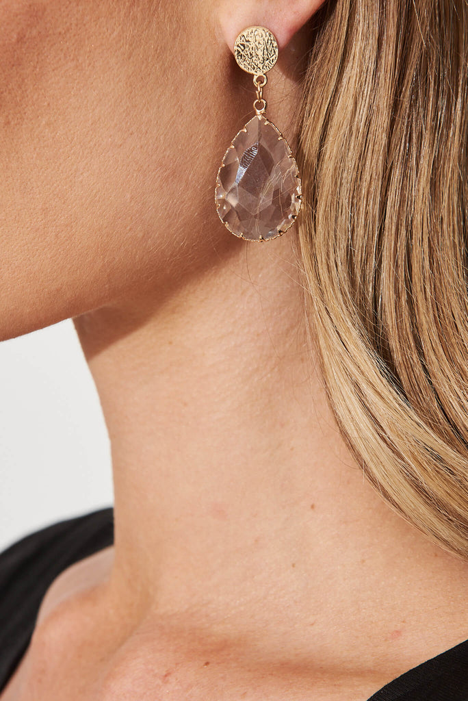 August + Delilah Harriet Drop Earrings In Gold With Transparent Stone - detail