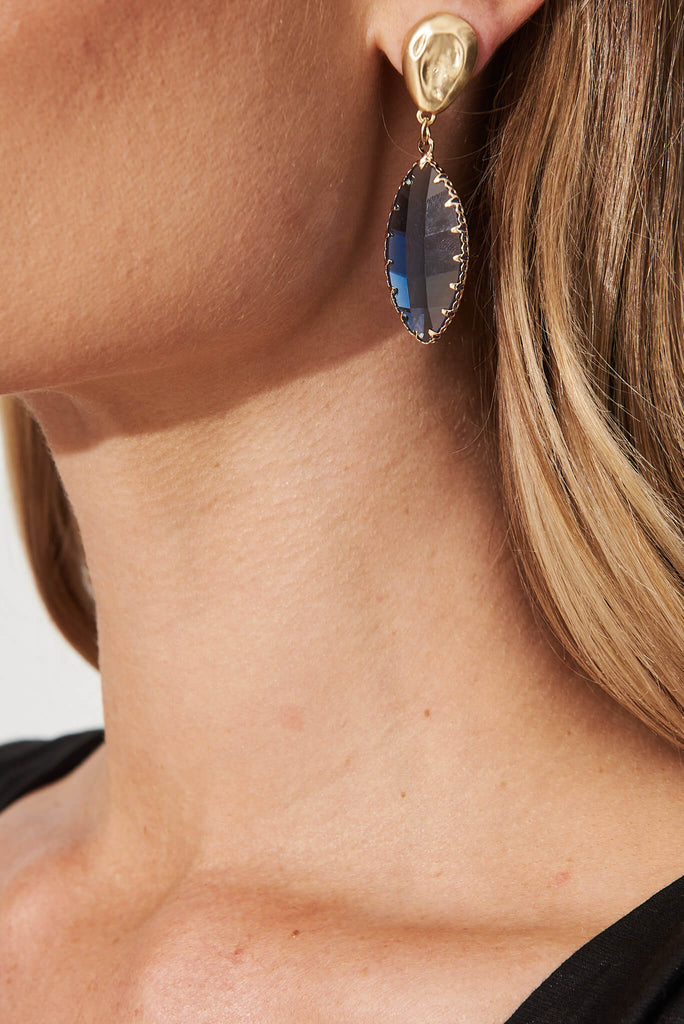 August + Delilah Harrieta Drop Earrings In Gold With Blue Stone - detail