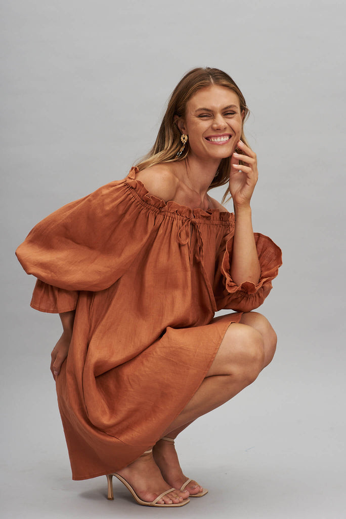 Luanna Dress In Rust Pure Linen - detail sitting