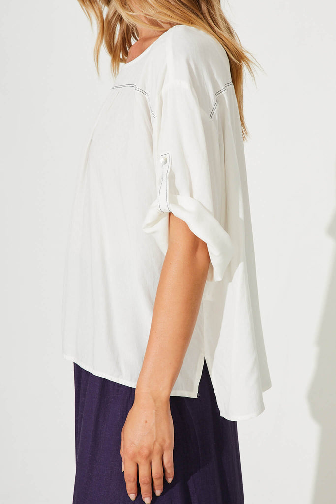 Ramone Top In White - detail