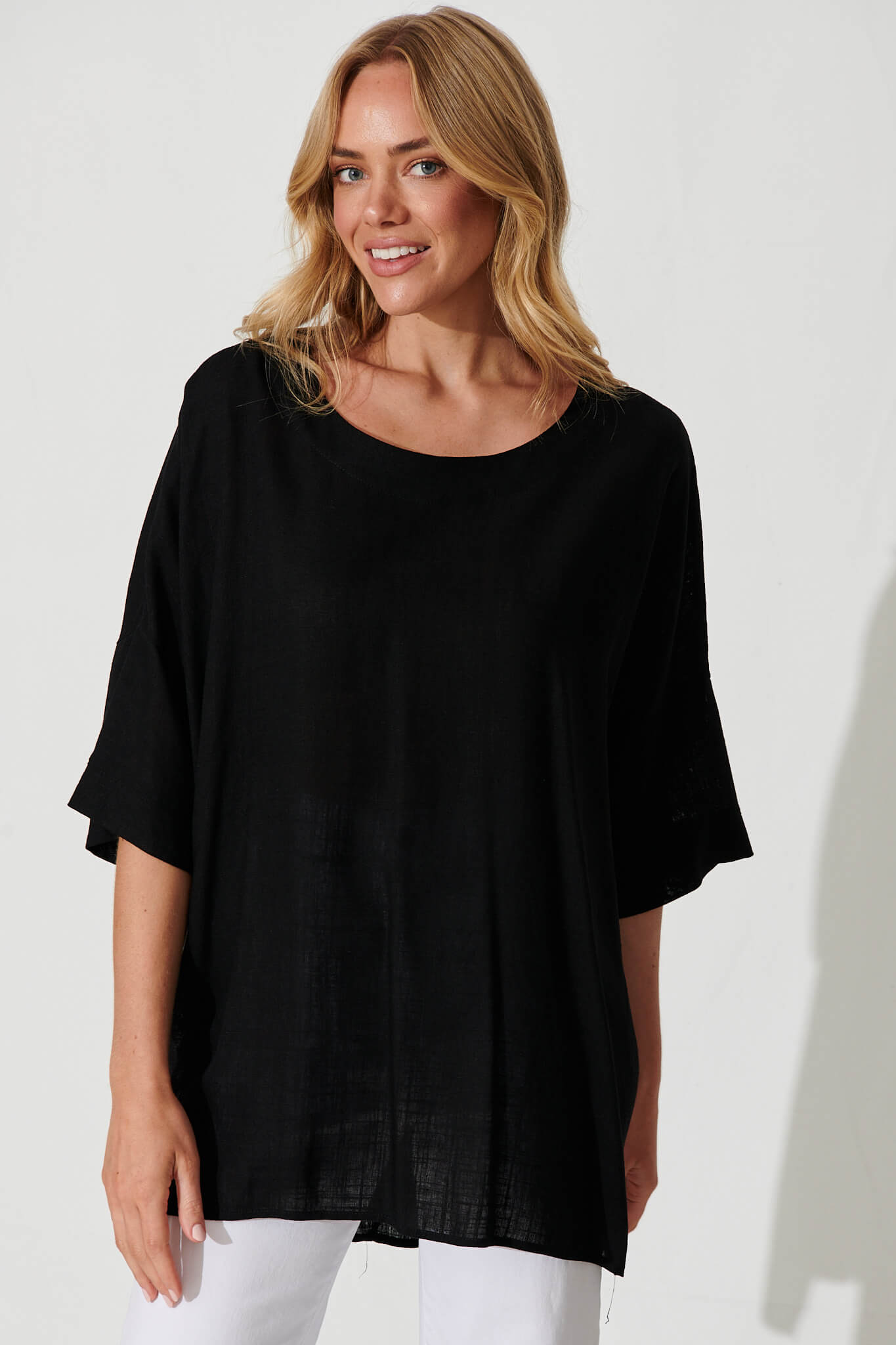 Vice Top In Black Linen Blend - front