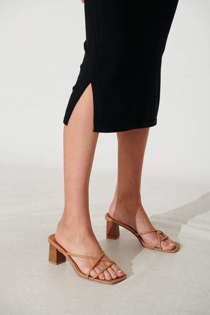 Leigh Midi Knit Skirt In Black - detail