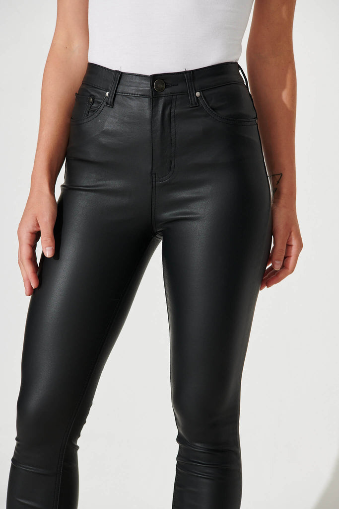 Merley Skinny Pants In Black Leatherette - detail
