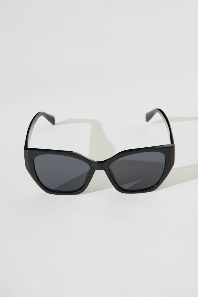 Kennedy Sunglasses In Black - flatlay