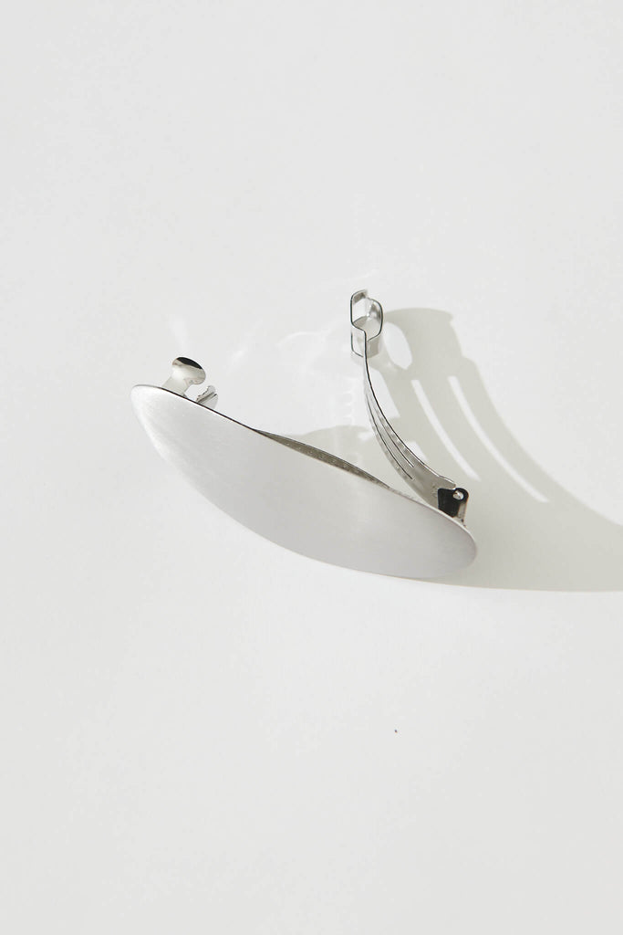Aces Metal Oval Hair Clip In Silver - flatlay