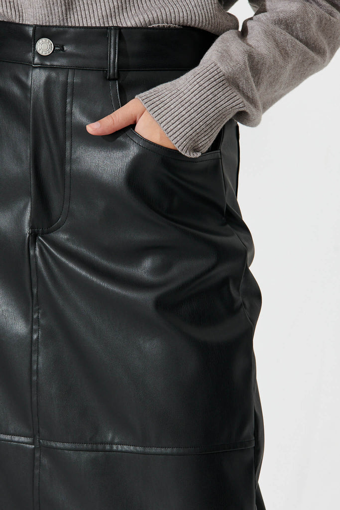 Lenny Maxi Skirt In Black Leatherette - detail