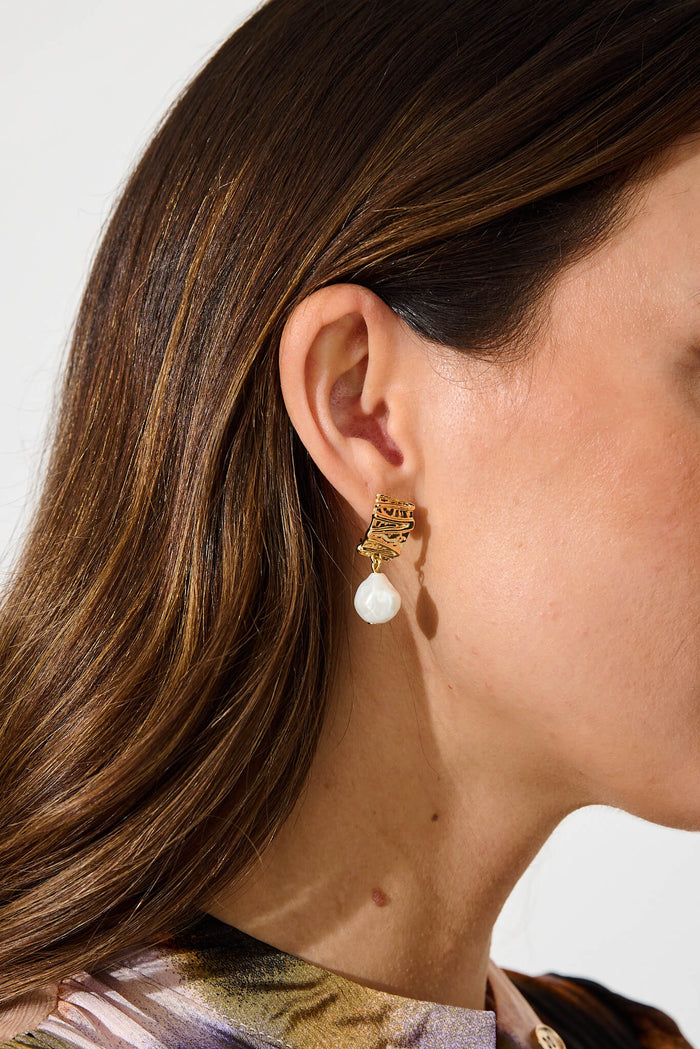 Fergie Drop Earring In Gold With Pearl - Side