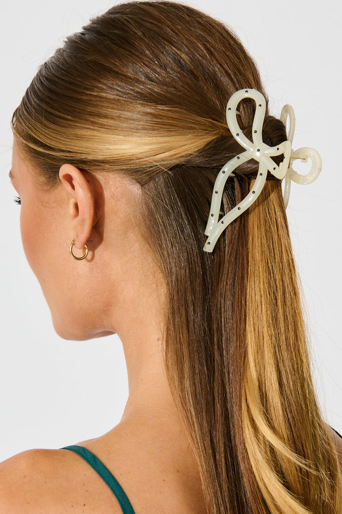 Tary Hair Claw in White With Black Polkadot on model back