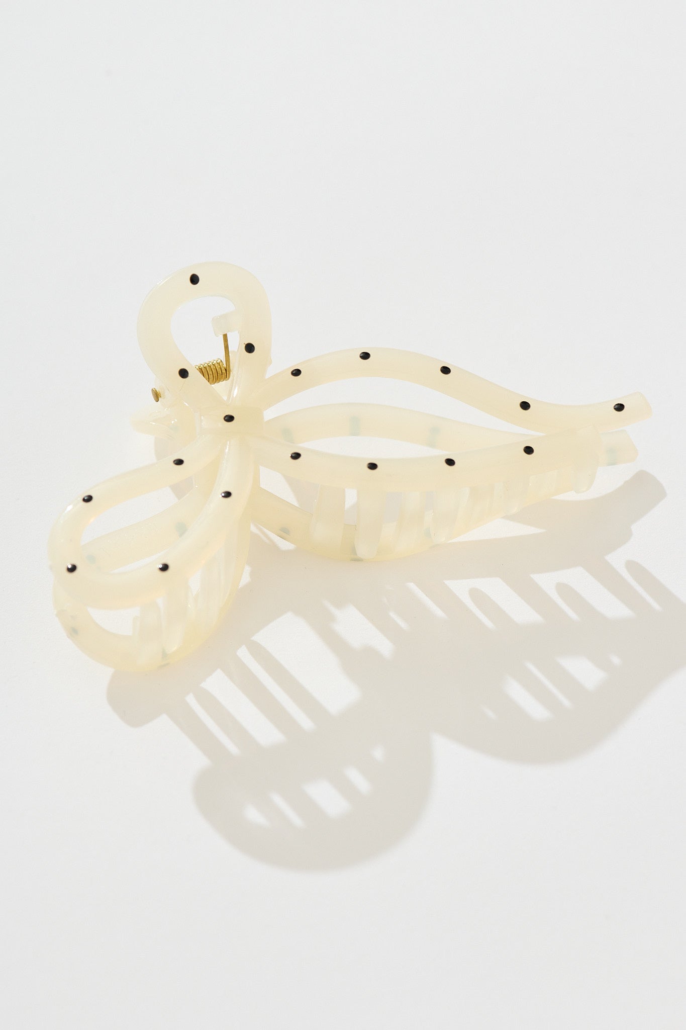 Tary Hair Claw in White With Black Polkadot flatlay
