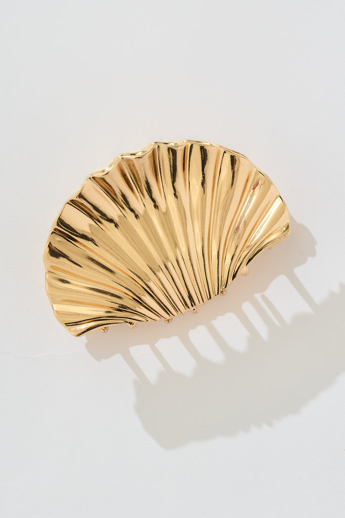 Shella Ribbed Metal Shell Claw Clip in Gold flatlay