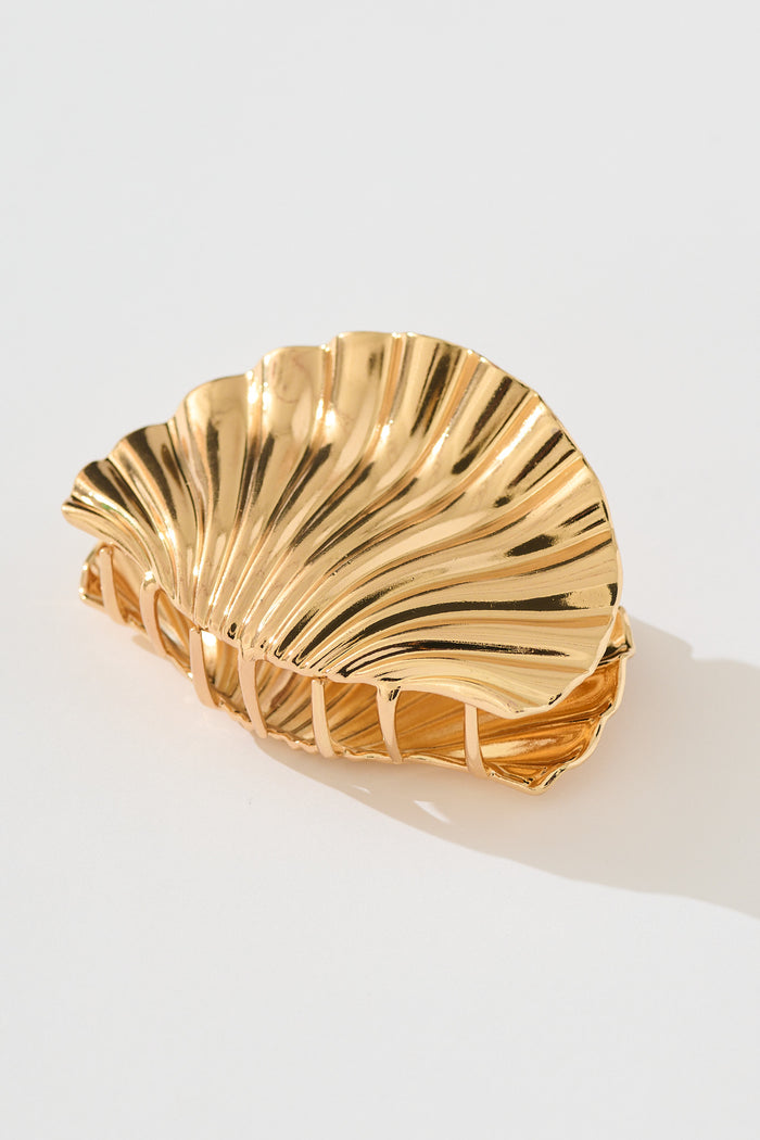 Shella Ribbed Metal Shell Claw Clip in Gold flatlay