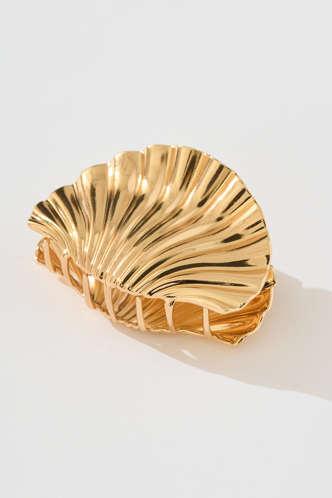 Shella Ribbed Metal Shell Claw Clip in Gold flatlay