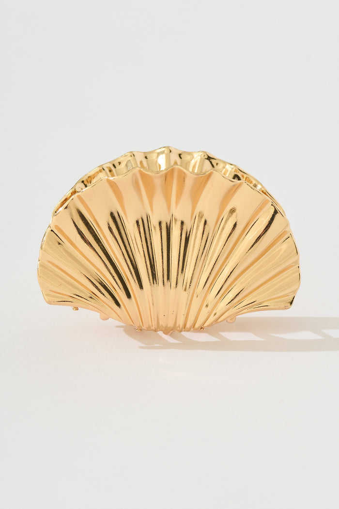 Shella Ribbed Metal Shell Claw Clip in Gold flatlay
