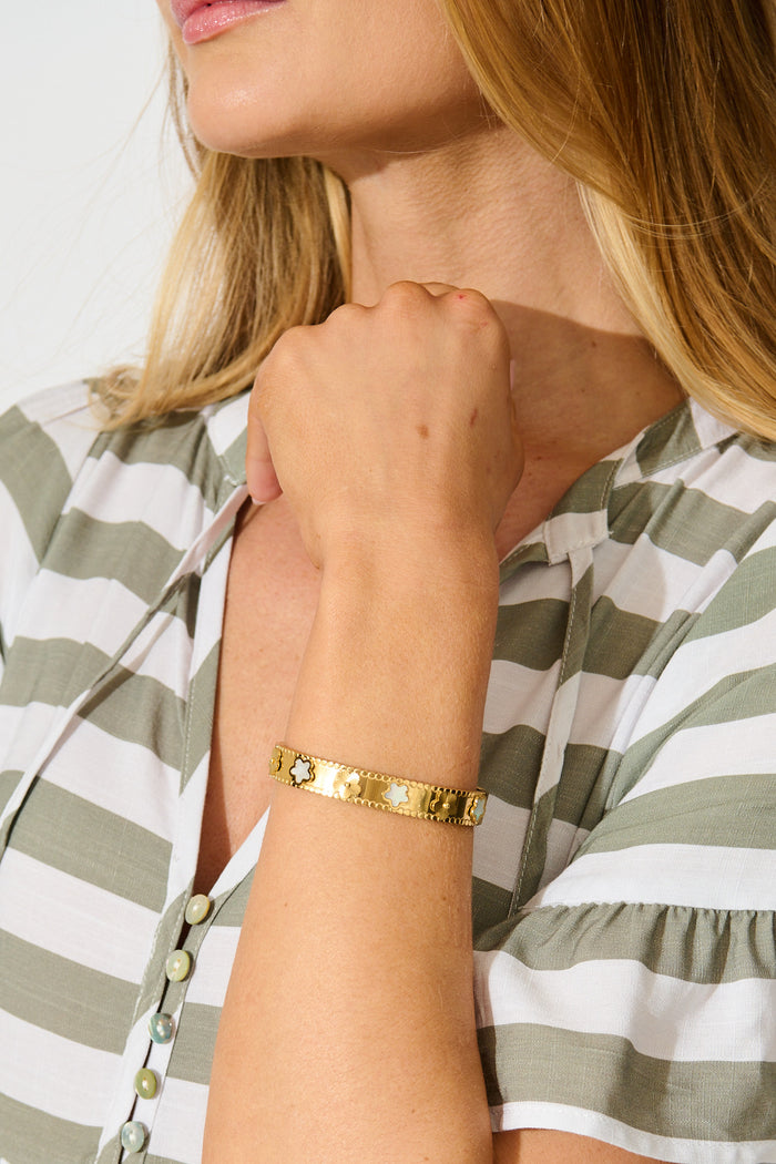 Denzel Bangle in 18K Gold on model side close up
