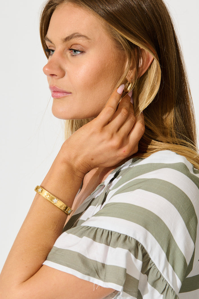 Denzel Bangle in 18K Gold on model side