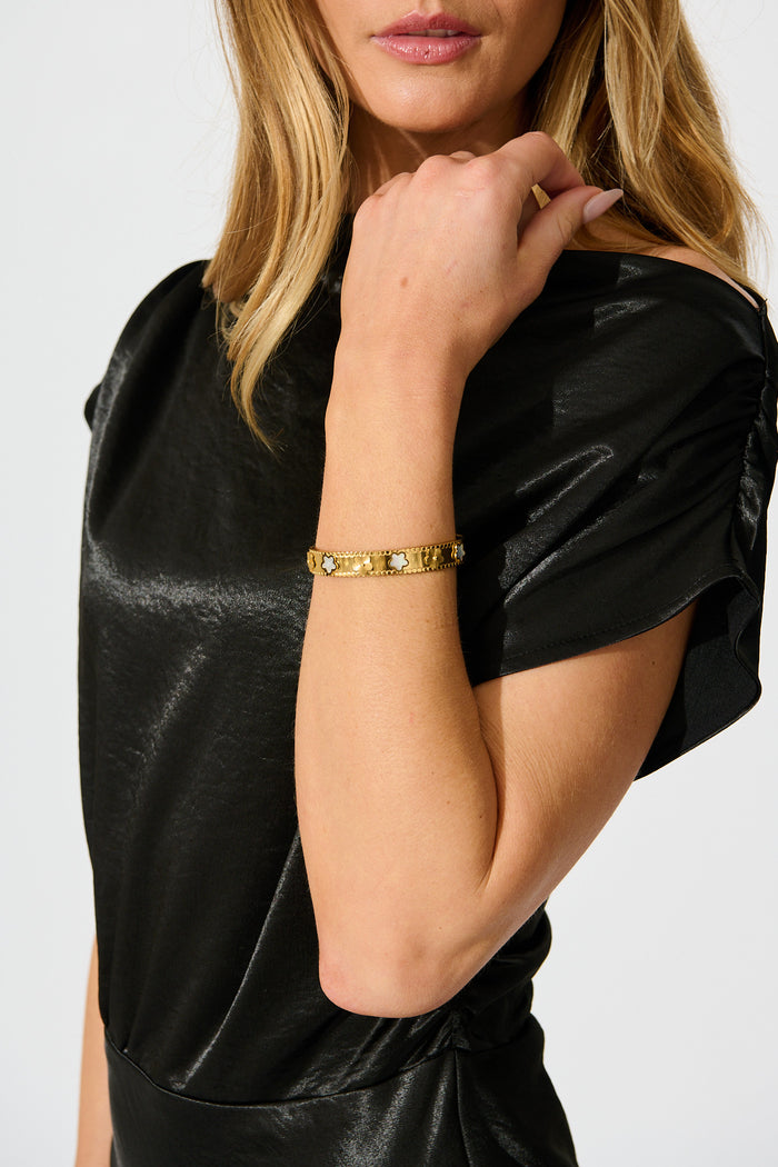 Denzel Bangle in 18K Gold on model side
