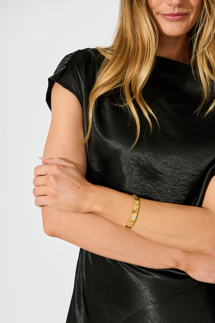 Denzel Bangle in 18K Gold on model front
