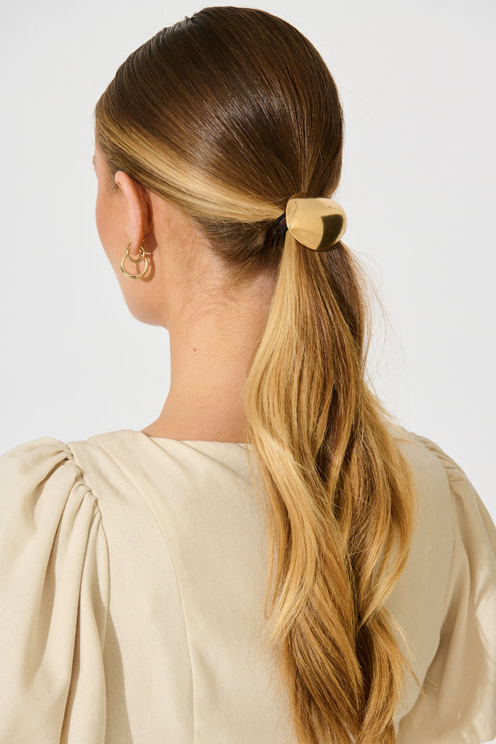Olla Metal Ponytail Cuff Hair Tie in Gold on model back
