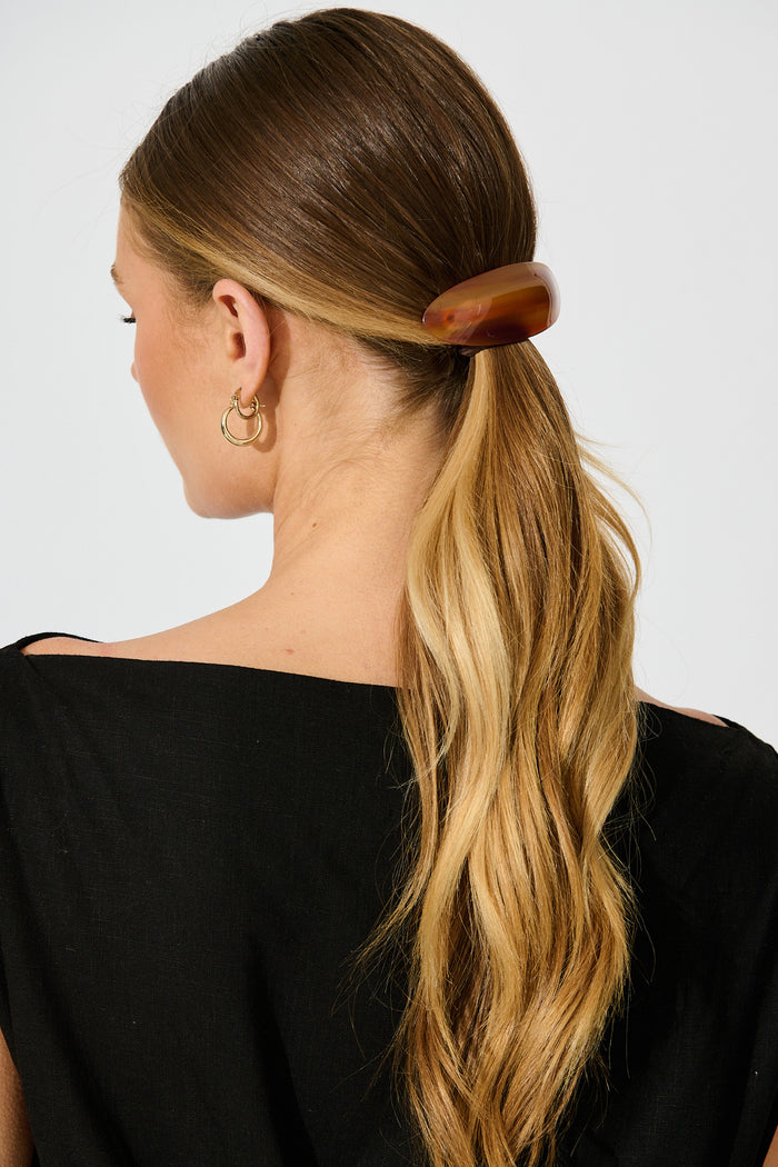 Lola Barrette Hair Clip in Tan Resin on model back