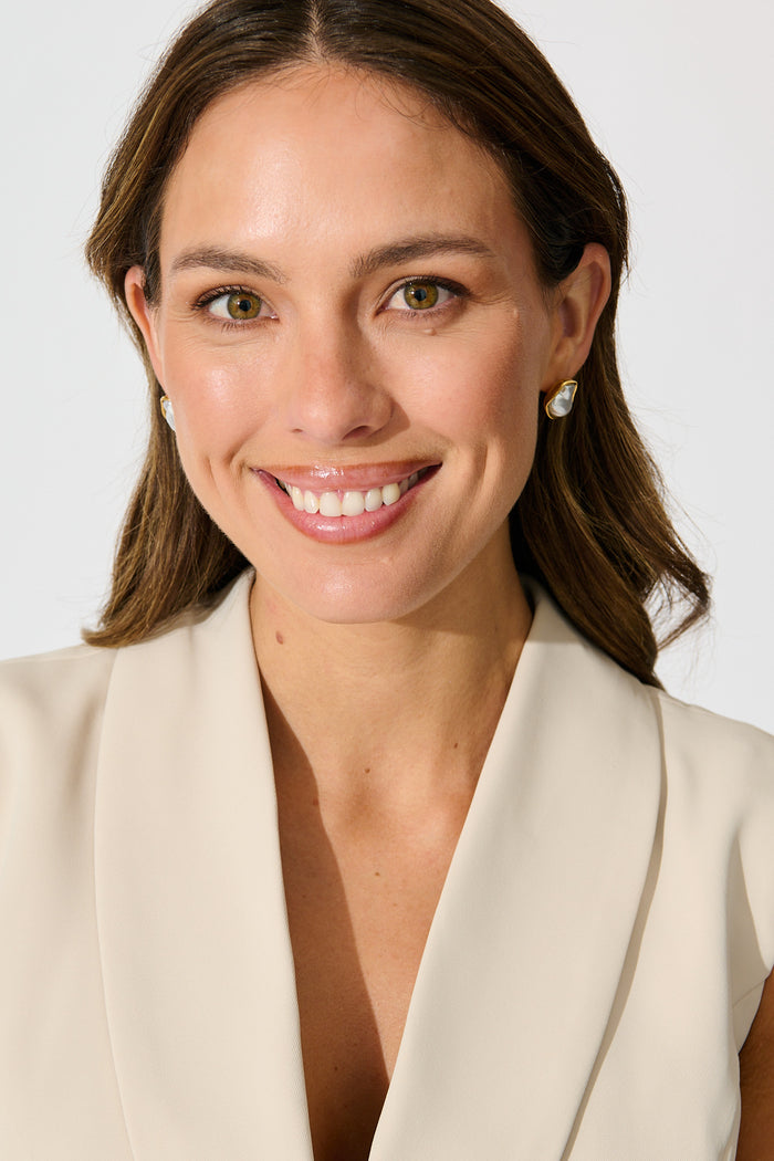 Odette Earrings in 18K Gold with Pearl on model front