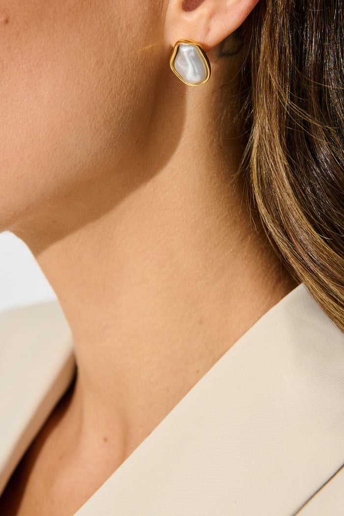 Odette Earrings in 18K Gold with Pearl on model closeup