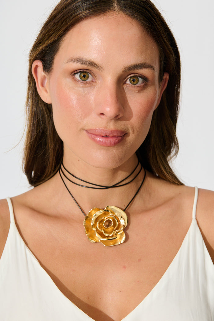 Lilou Rose Choker in Gold on model front