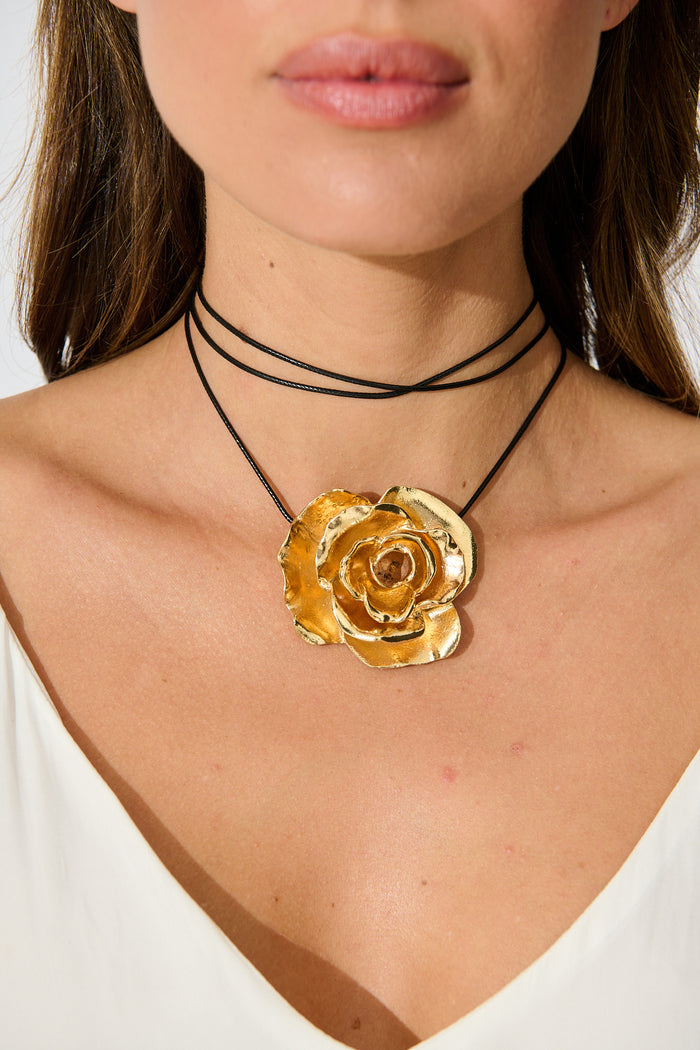 Lilou Rose Choker in Gold on model close up