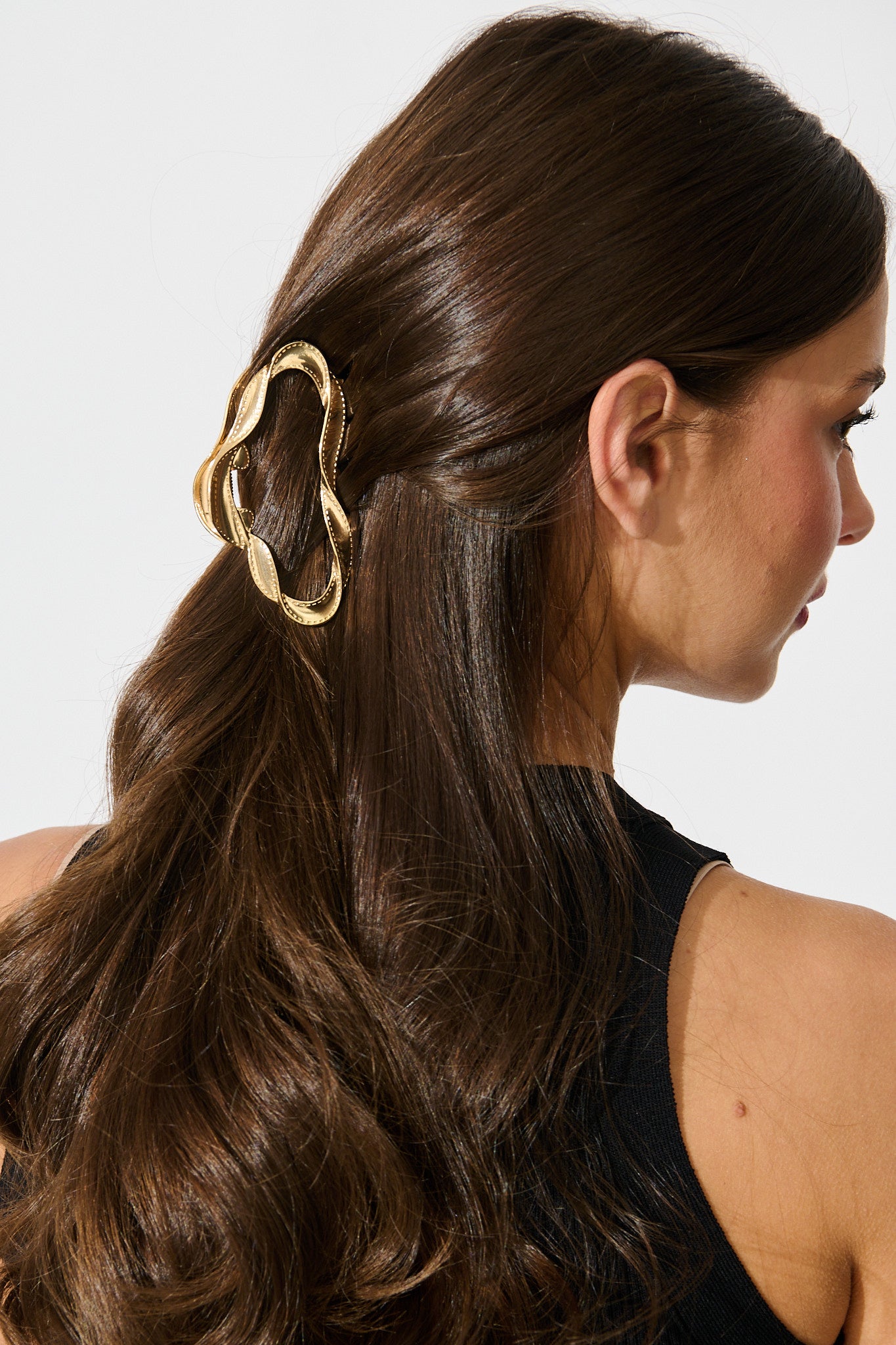 Lovara Metal Hair Claw In Gold on model side