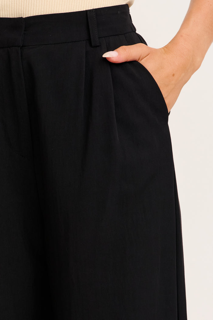 Elevate Pant in Black detail