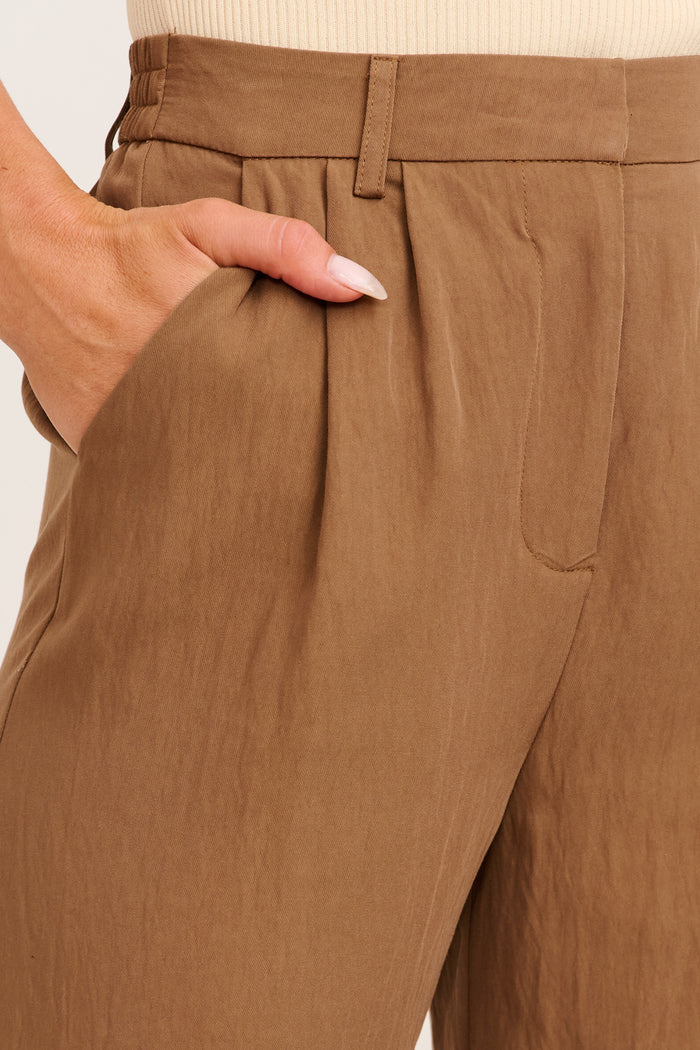 Elevate Pant in Taupe detail