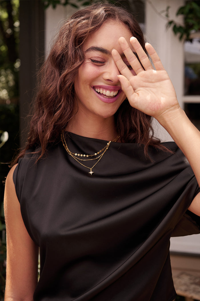 Estela Layered Necklace in Gold on mode