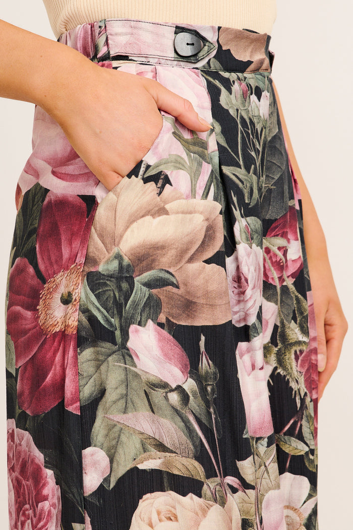 Blisfully Plain Pant in Black Multi Floral Linen Blend detail