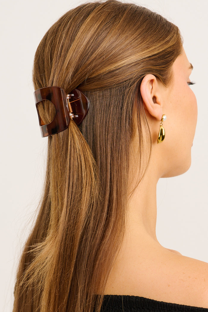 Thea Hair Claw Clip in Tortoiseshell on model side