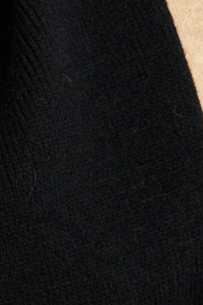 Noa Knit Scarf in Black with Beige Border fabric