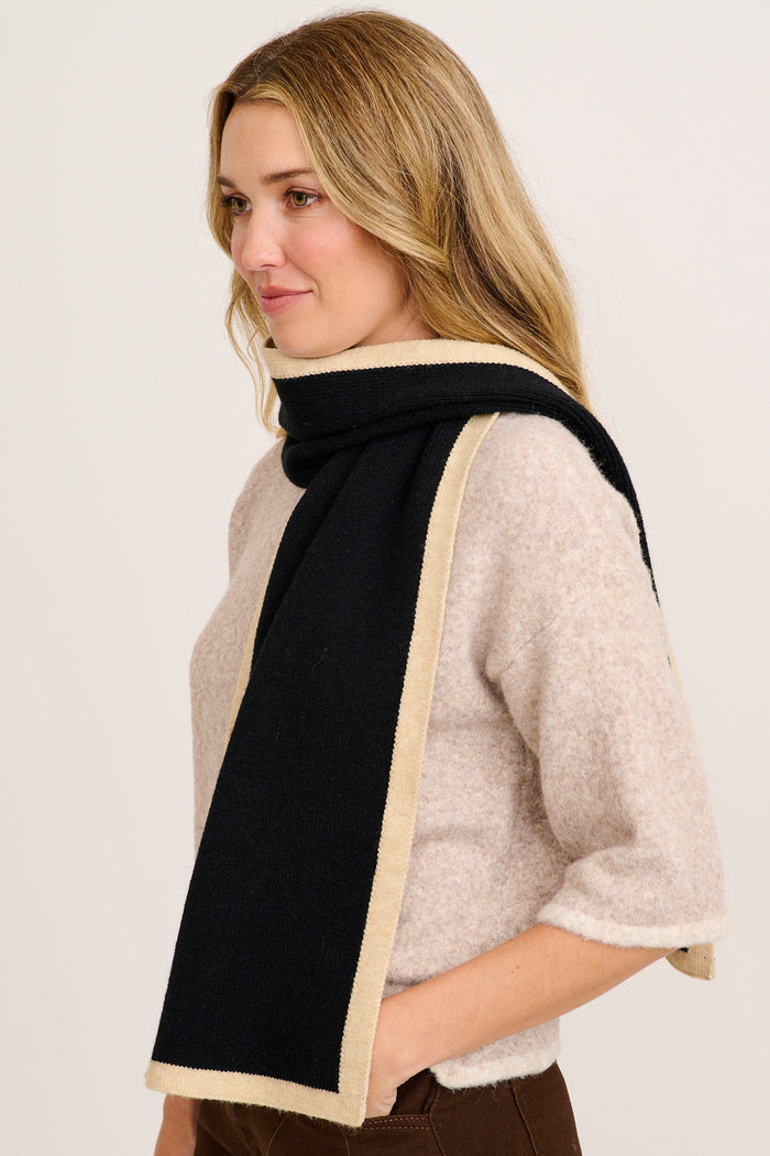 Noa Knit Scarf in Black with Beige Border on model side