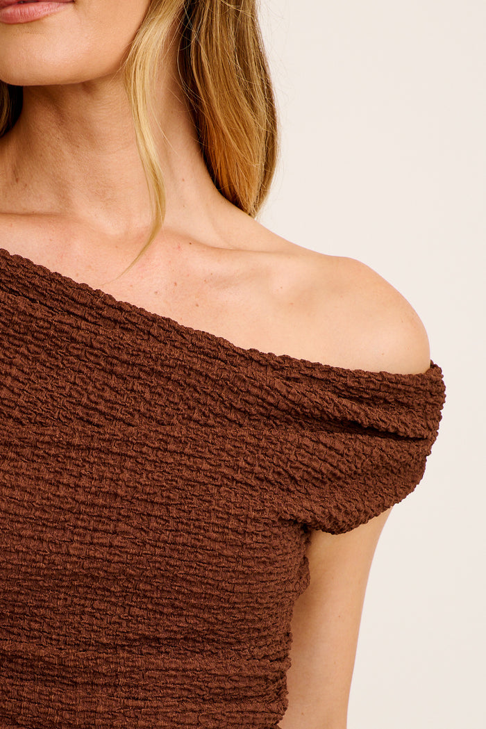 Laufey Off Shoulder Top In Chocolate detail