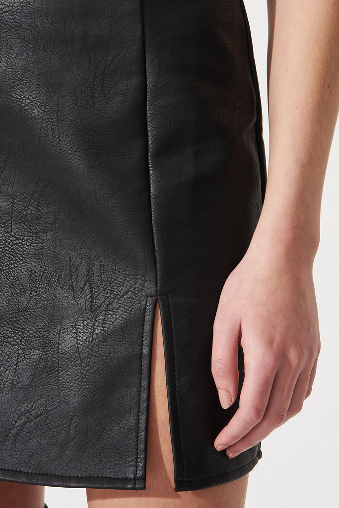 Aria Mini Skirt In Black Leatherette - Detail