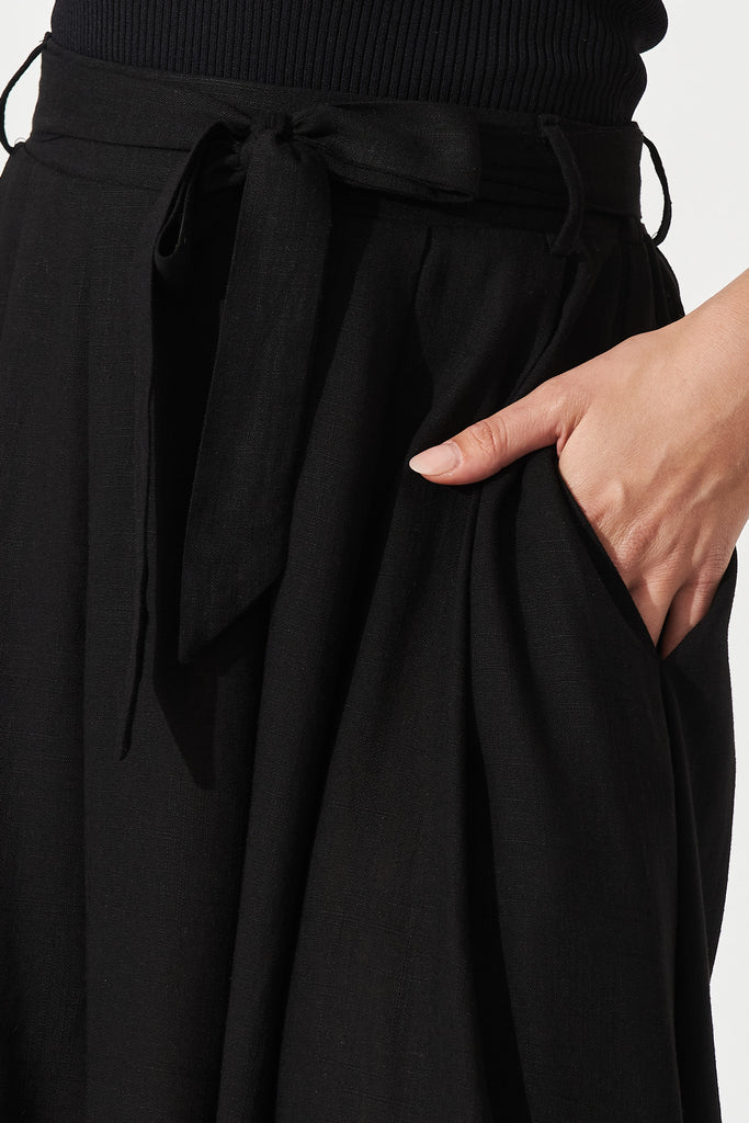 Bailey Midi Skirt In Black Linen - Detail