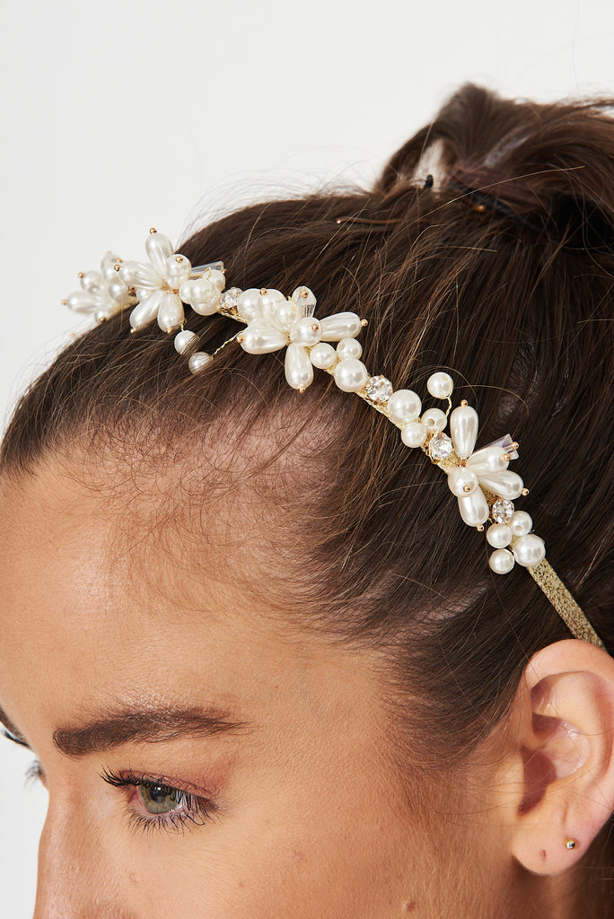August + Delilah Vesta Headband In White With Pearl - detail
