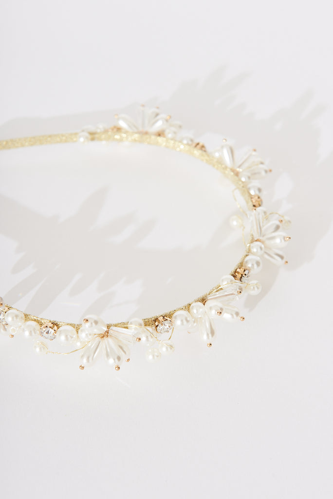 August + Delilah Vesta Headband In White With Pearl - detail