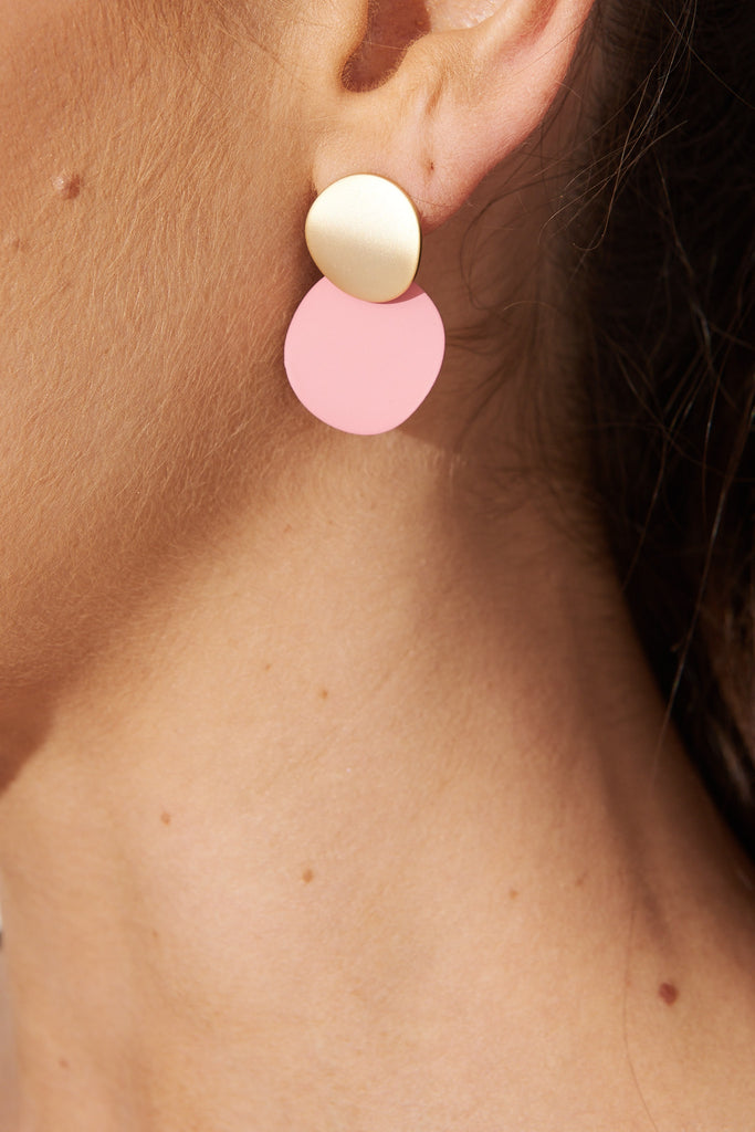 August + Delilah Gloria Earrings In Blush With Gold - detail