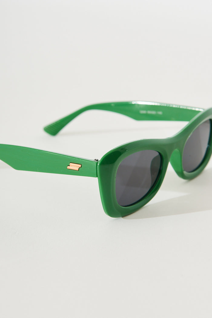 August + Delilah Tiarnie Retro Oval Sunglasses In Green - detail