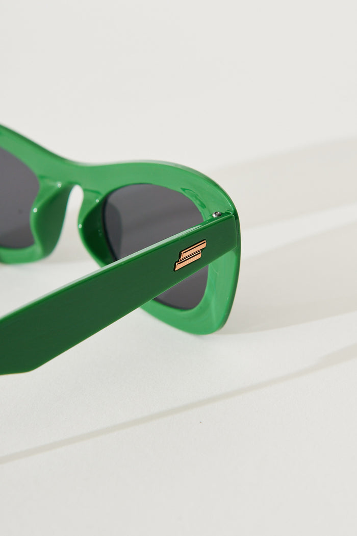August + Delilah Tiarnie Retro Oval Sunglasses In Green - detail