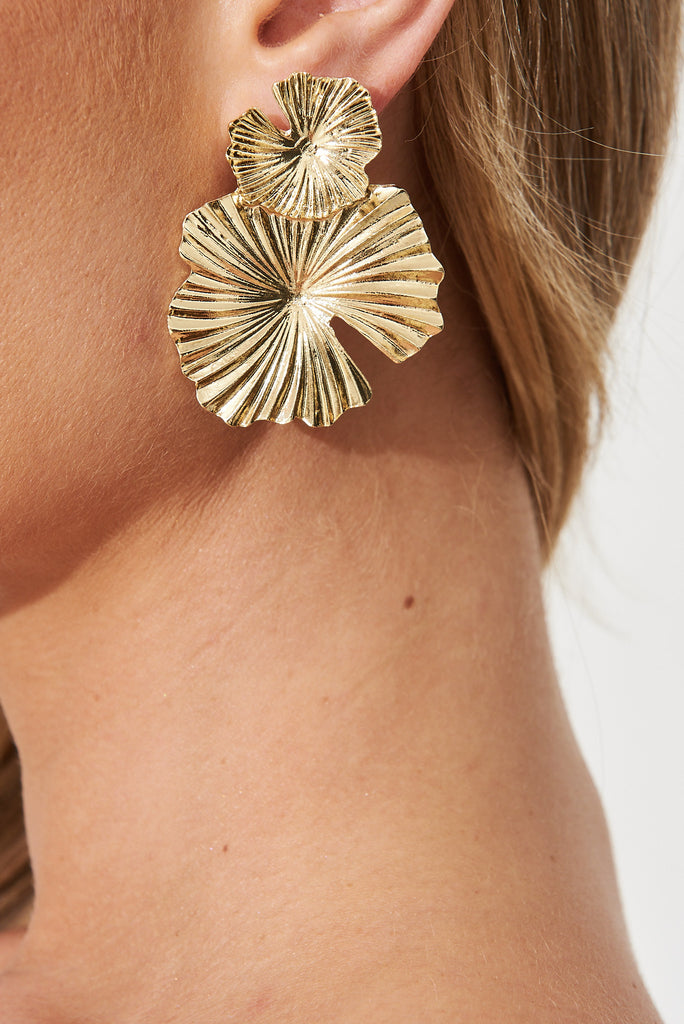 August + Delilah Perla Earrings In Gold - detail