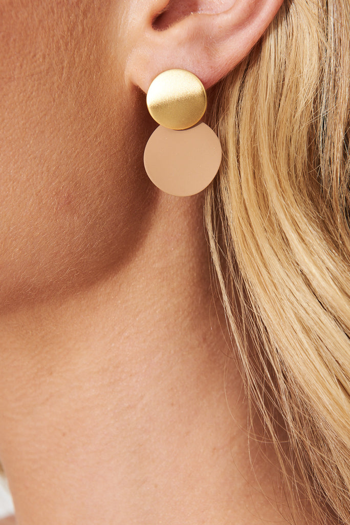 August + Delilah Gloria Earrings In Light Brown With Gold - detail
